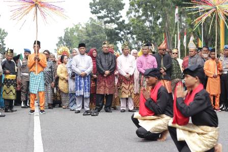 Bupati Alfedri dan Forkopimda Ikuti Karnaval Pawai Budaya